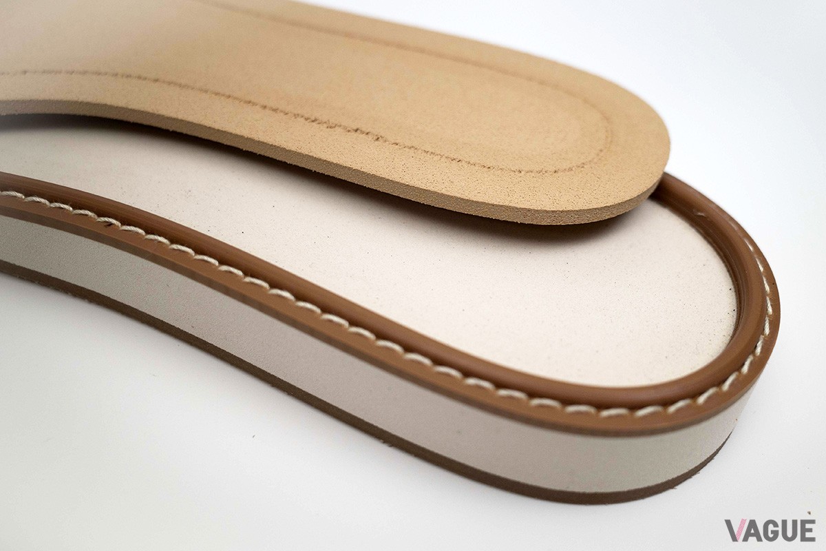 ソールが直接張り合わされるのはアッパーではなくアイナカ。これによりソール交換時にアッパーにダメージを与えずに済む作りに