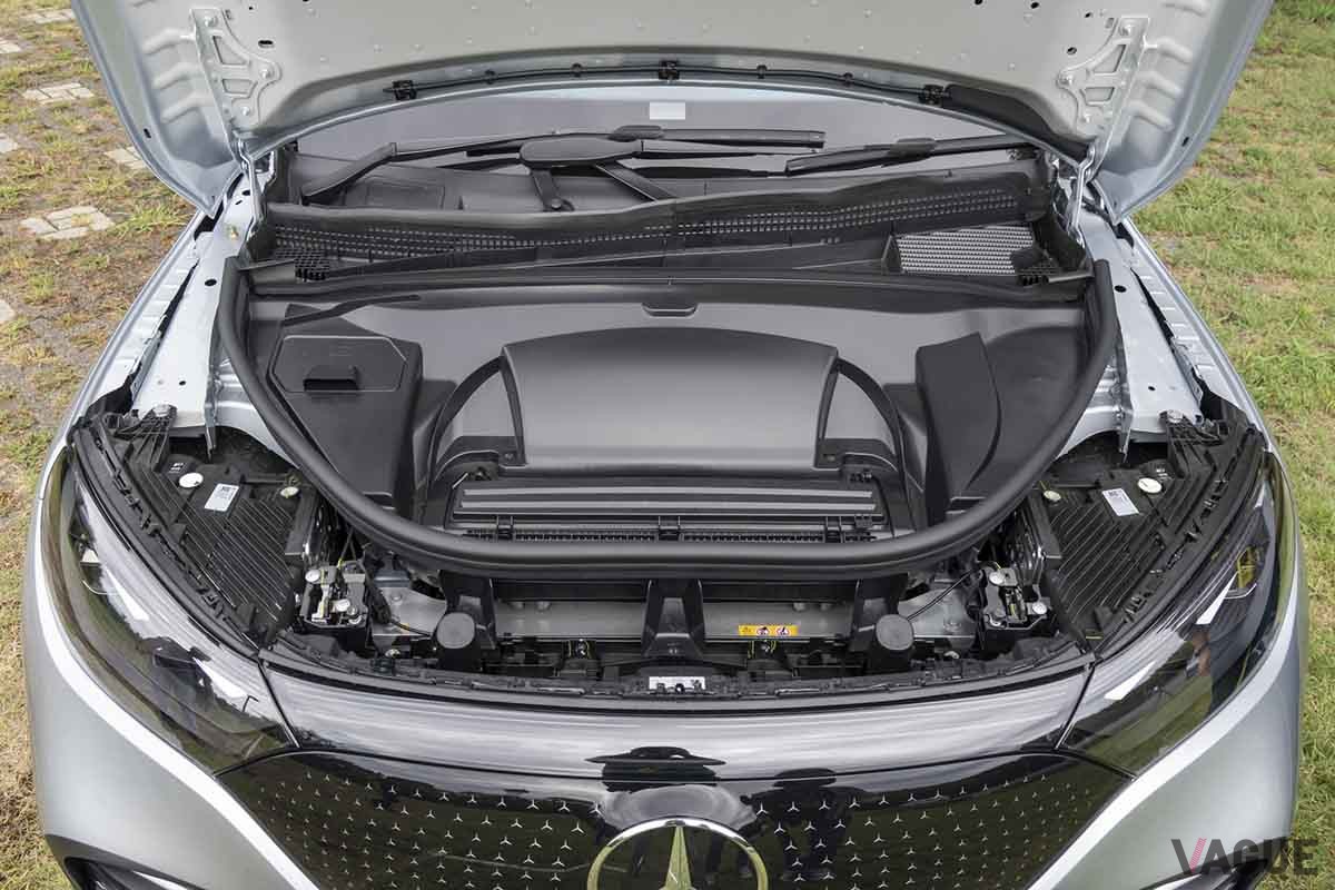 メルセデス・ベンツ新型「EQE SUV」のボンネット下