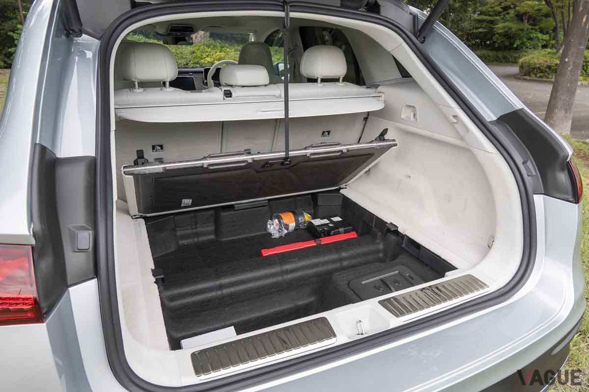 メルセデス・ベンツ新型「EQE SUV」の荷室