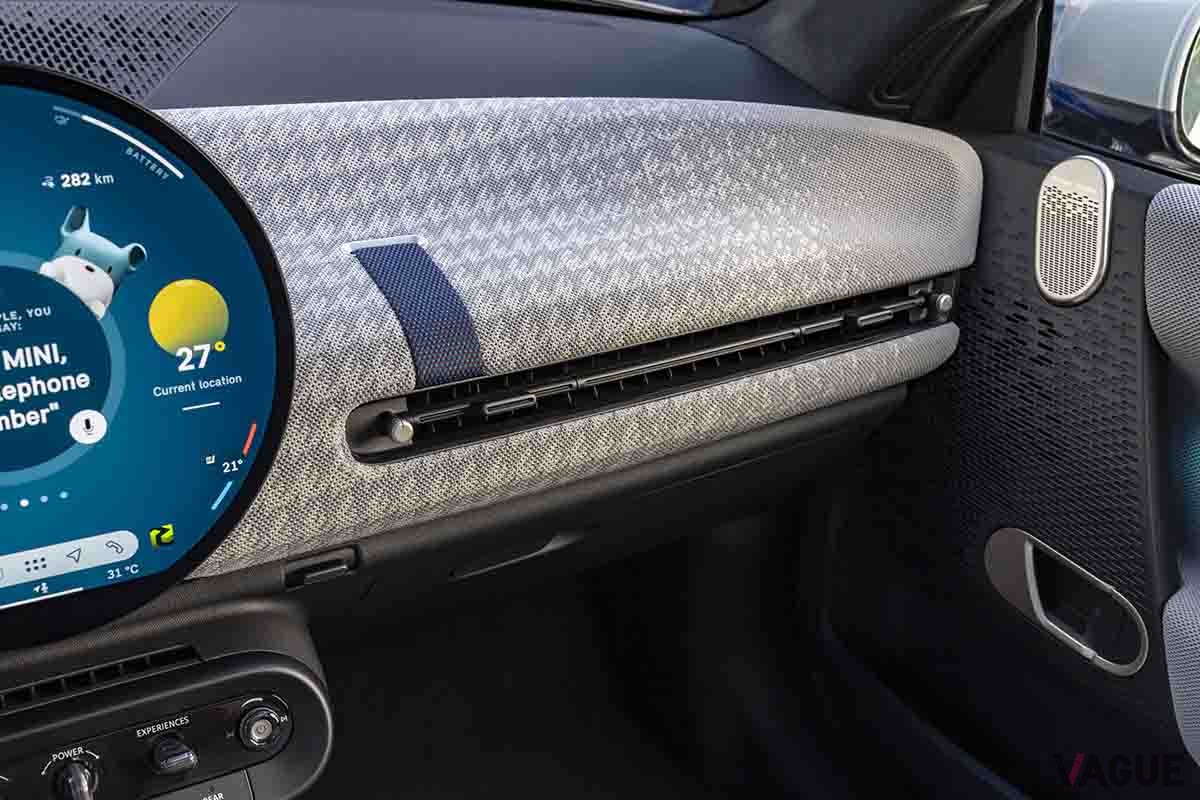 新型「ミニ・クーパーSE 3ドア」のインテリア