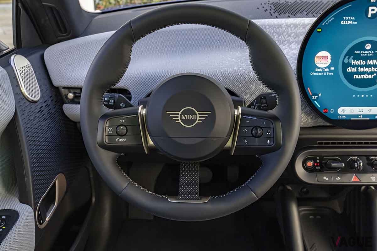新型「ミニ・クーパーSE 3ドア」のインテリア