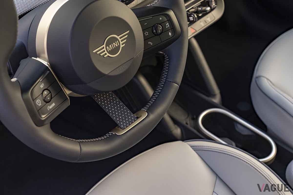 新型「ミニ・クーパーSE 3ドア」のインテリア