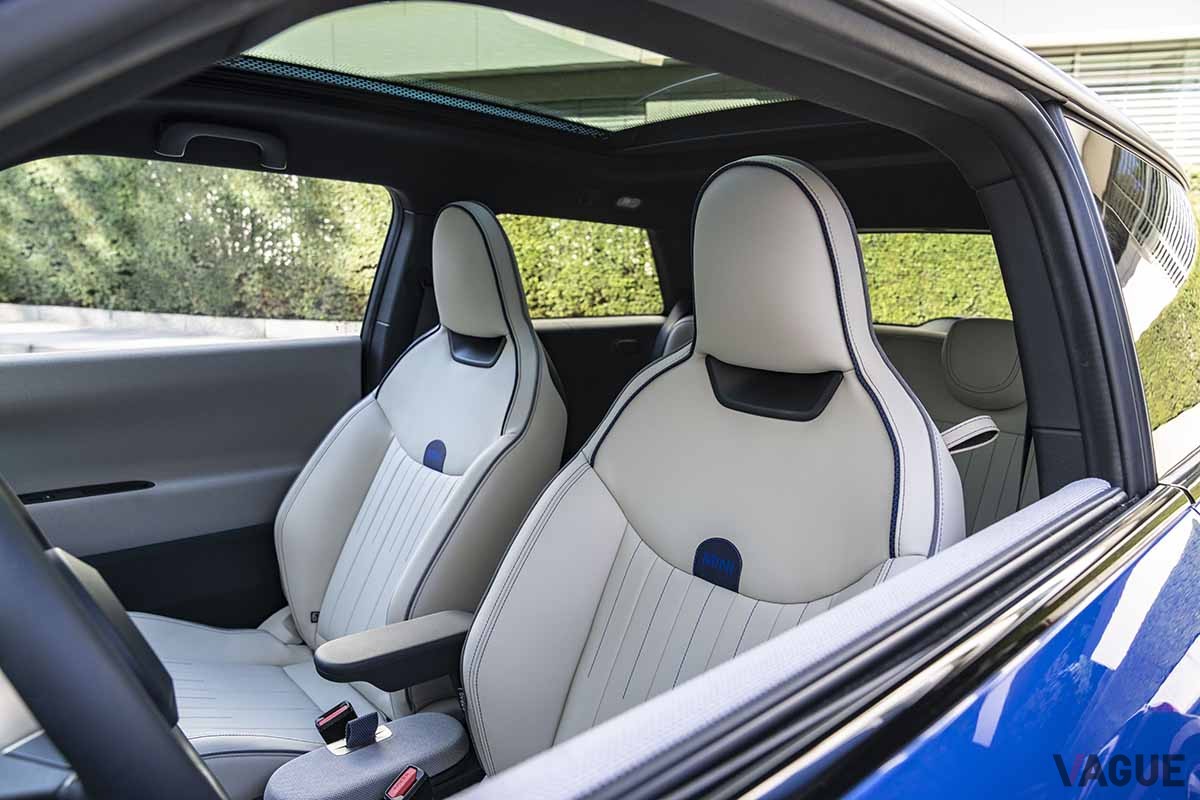 新型「ミニ・クーパーSE 3ドア」のインテリア