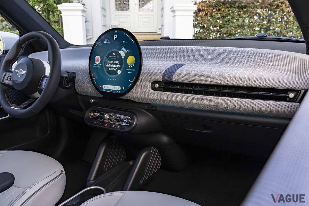 新型「ミニ・クーパーSE 3ドア」のインテリア
