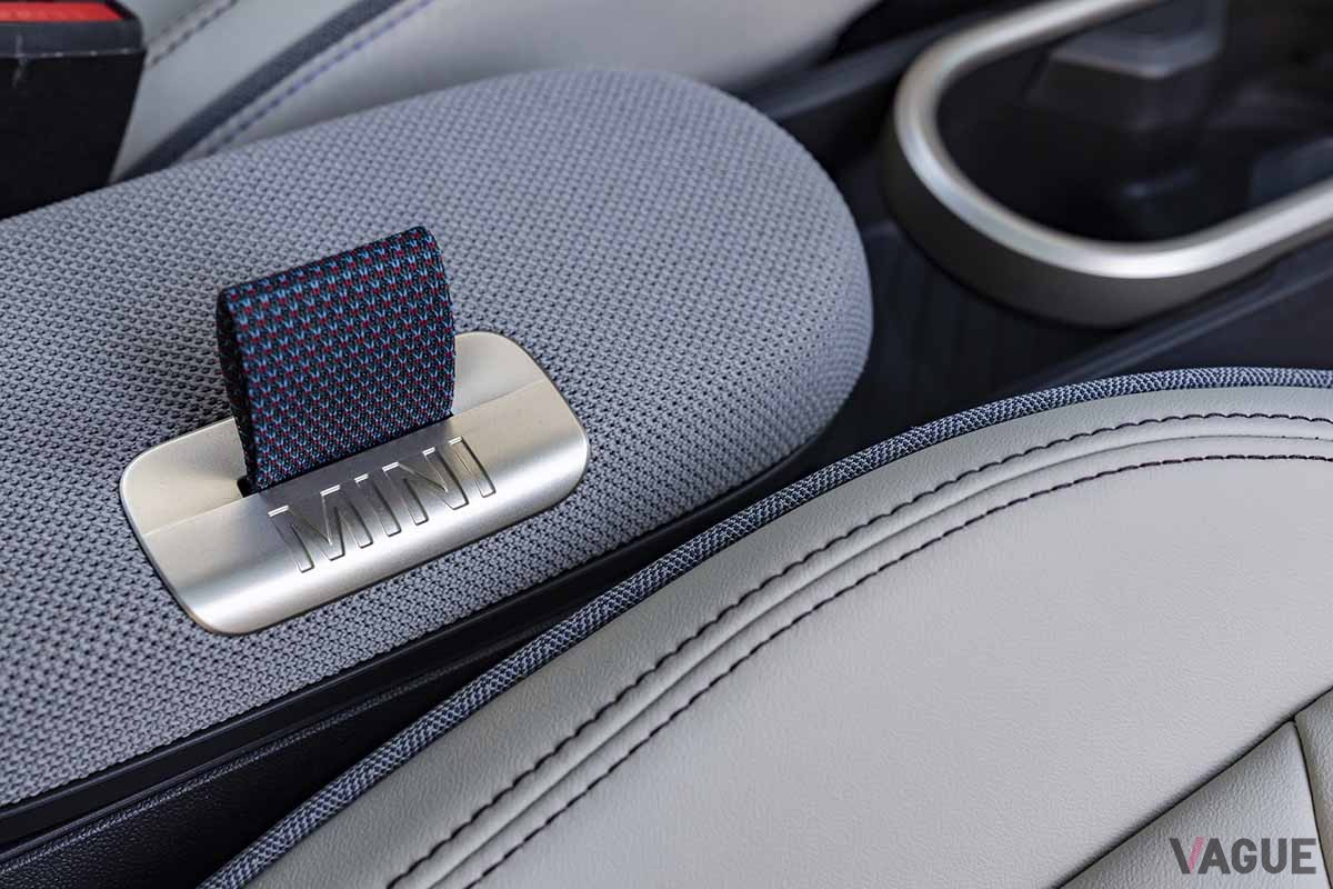 新型「ミニ・クーパーSE 3ドア」のインテリア