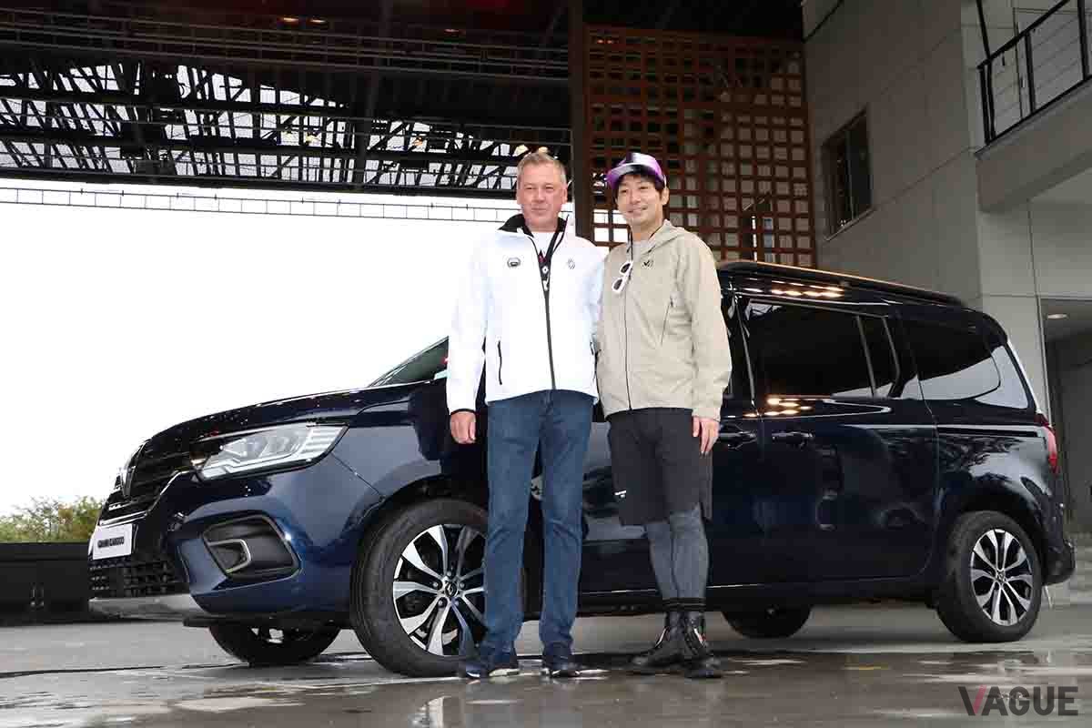 ルノーの上級副社長であるハインツ・ユルゲン・レーヴ氏とルノー・ジャポン社長小川 隼平氏