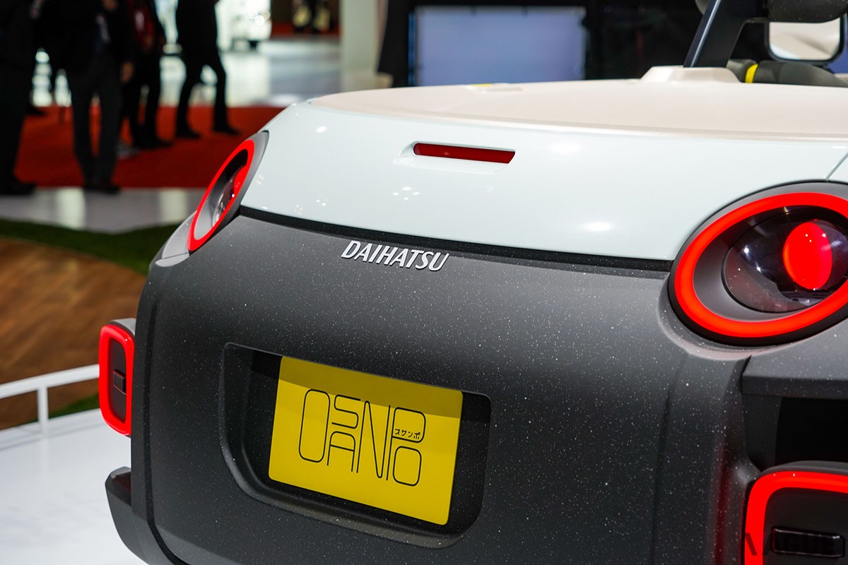 ジャパンモビリティショー2023で世界初公開されたダイハツの新発想オープンカー「オサンポ」