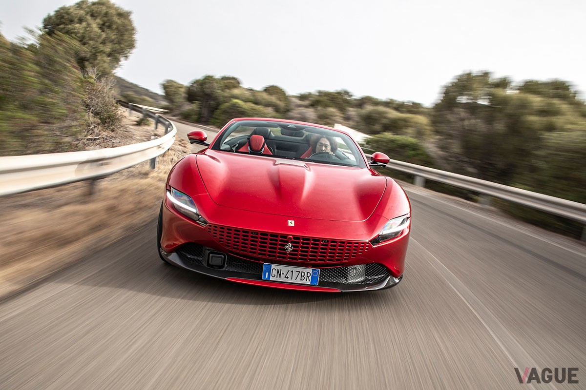 美しいルックスと上々の使い勝手、そして走らせれば快感でオープンカーの歓びも存分に堪能できるフェラーリ「ローマ スパイダー」