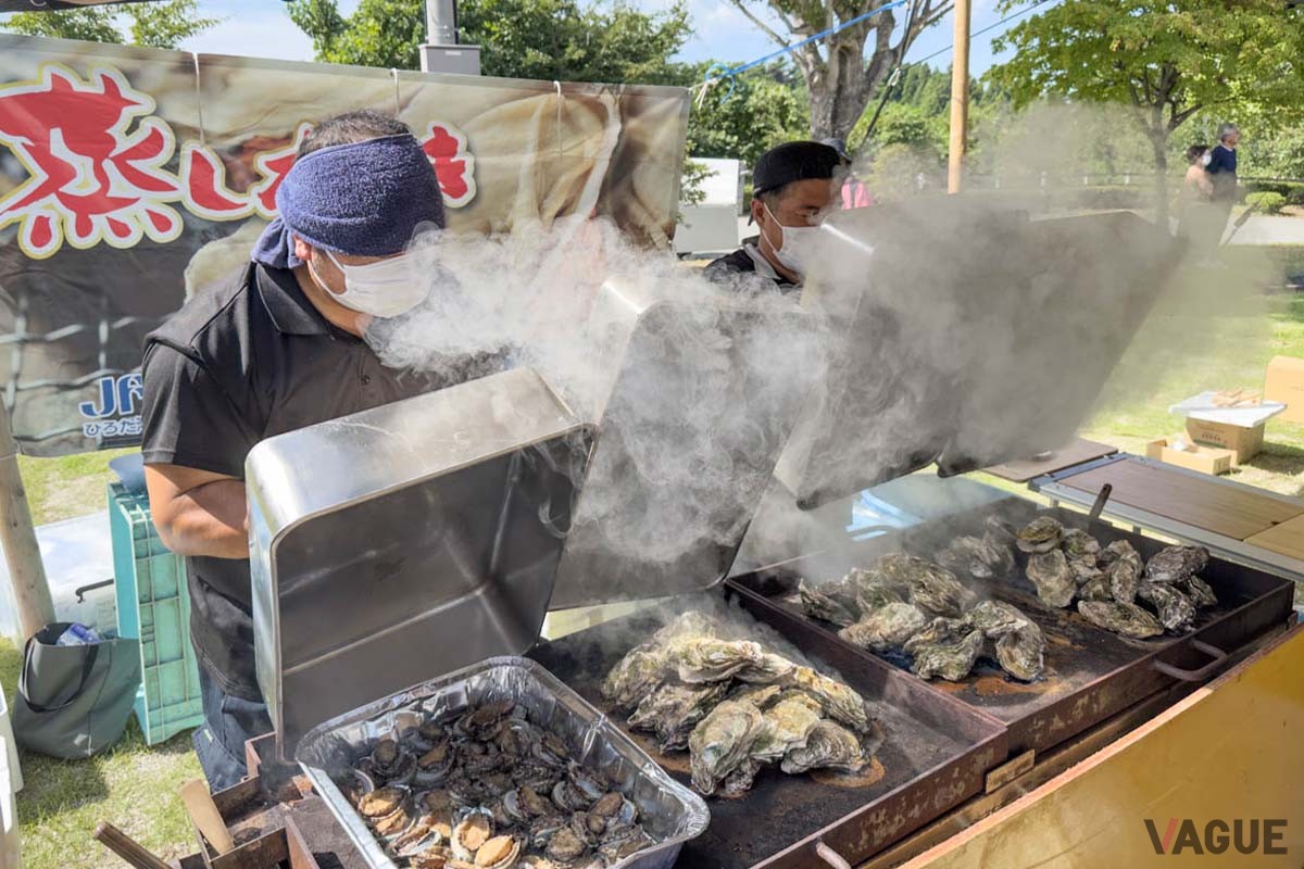 広田漁協によるカキやアワビ料理の振る舞い。「スノーピーク陸前高田キャンプフィールド」でぜひ味わいたい一品です