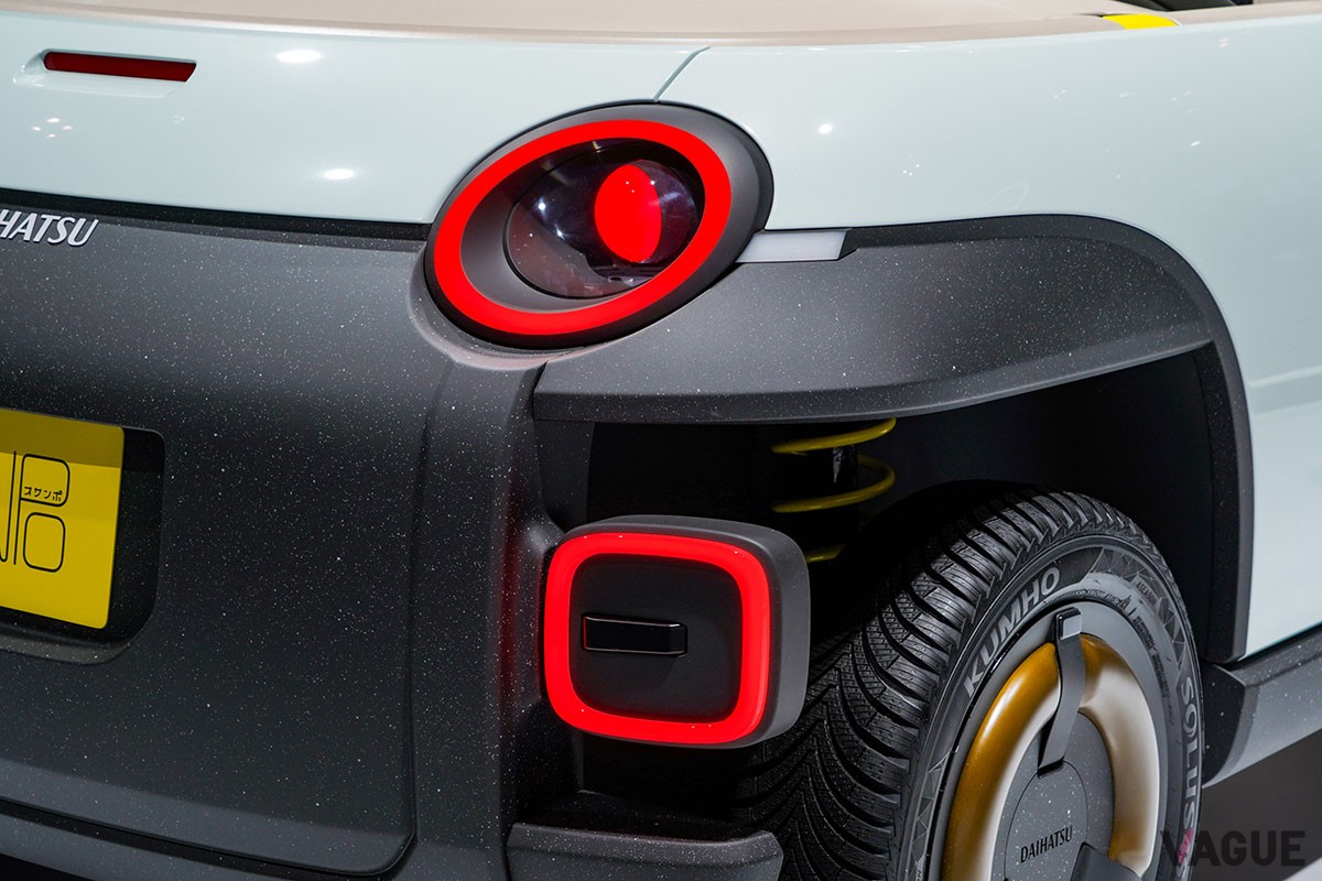 ジャパンモビリティショー2023で世界初公開されたダイハツの新発想オープンカー「オサンポ」