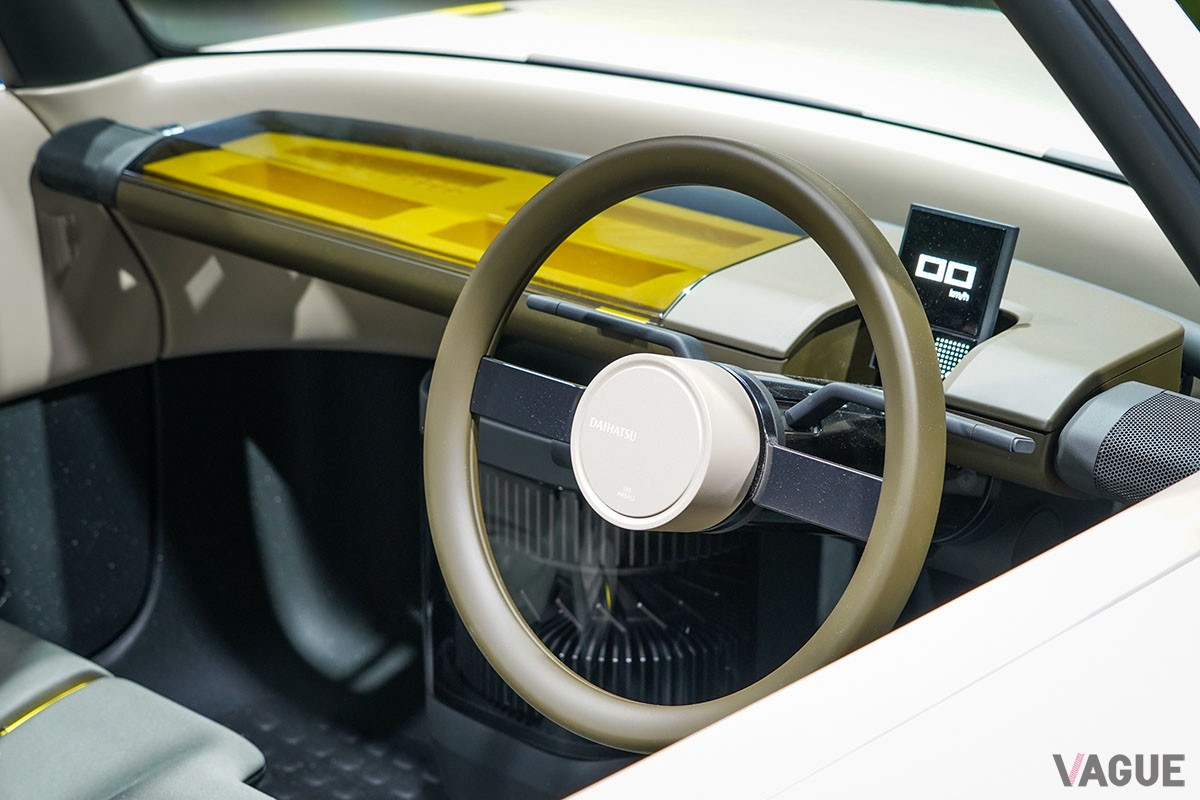 ジャパンモビリティショー2023で世界初公開されたダイハツの新発想オープンカー「オサンポ」