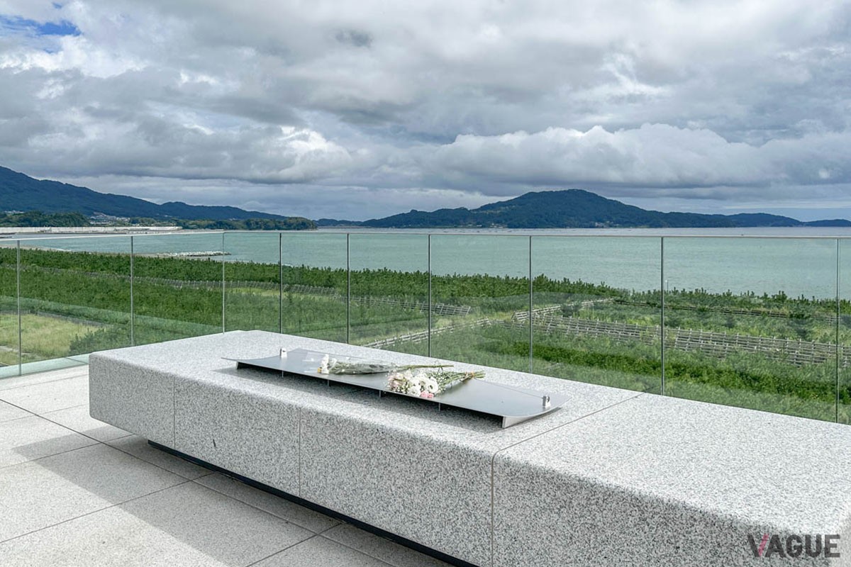 「奇跡の一本松」の近くにある「海を望む場」。広田湾の向こうに見える森に囲まれた丘に「スノーピーク 陸前高田 キャンプフィールド」はあります