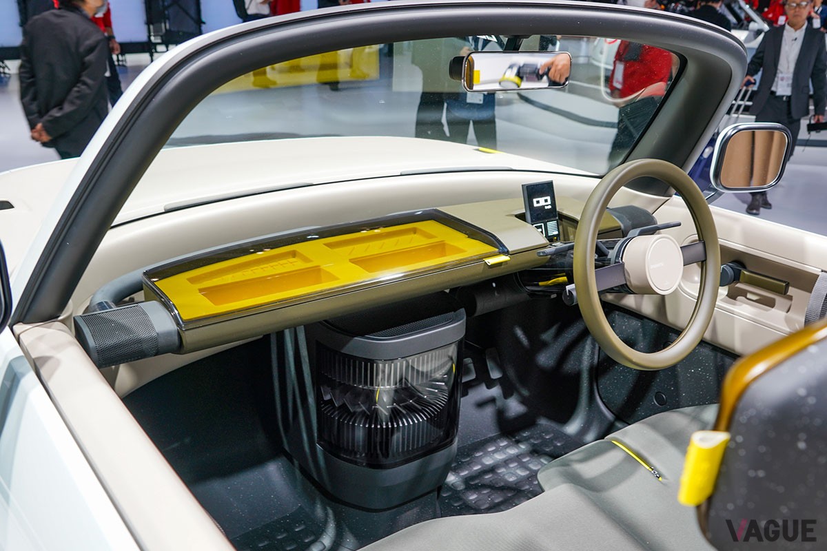 ジャパンモビリティショー2023で世界初公開されたダイハツの新発想オープンカー「オサンポ」