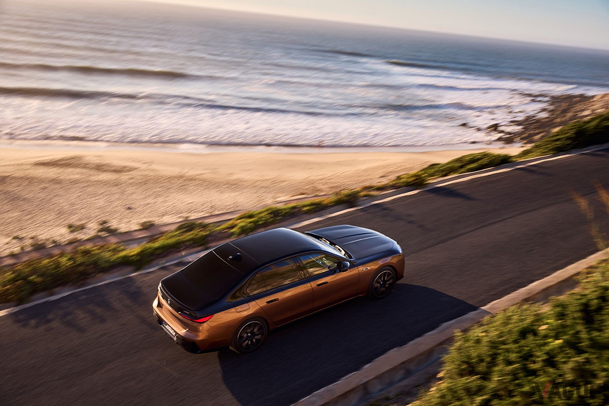 エンジン車のファンさえもその魅力にグラグラしてしまいそうなBMW「i7 M70 xDrive」