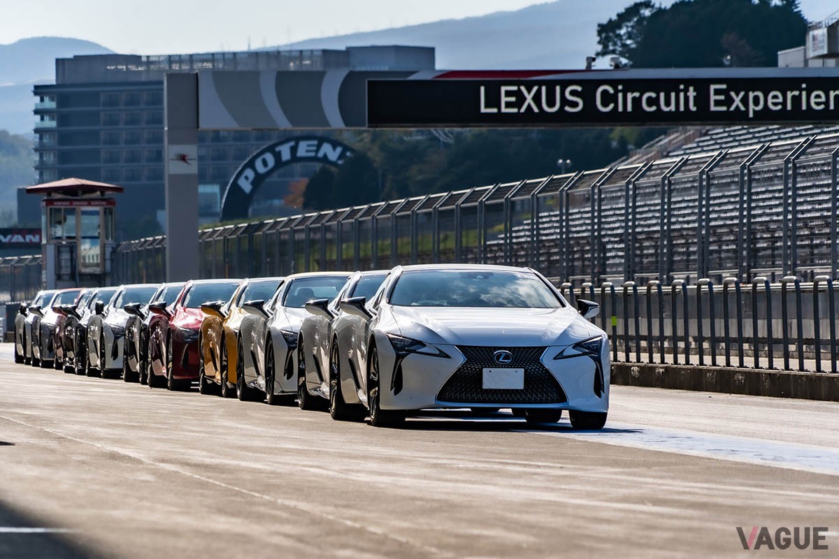 「LEXUS LC Performance Upgrade Package体験試乗会」では、レクサスがKINTO FACTORYを通じて提供するアップグレードサービスによる走りの変化をLCオーナーたちが富士スピードウェイで実際に体験