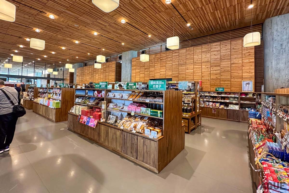「道の駅高田松原」ではキャンプで味わいたい地元の海産物や果物、野菜なども手に入ります。もちろんお土産も充実