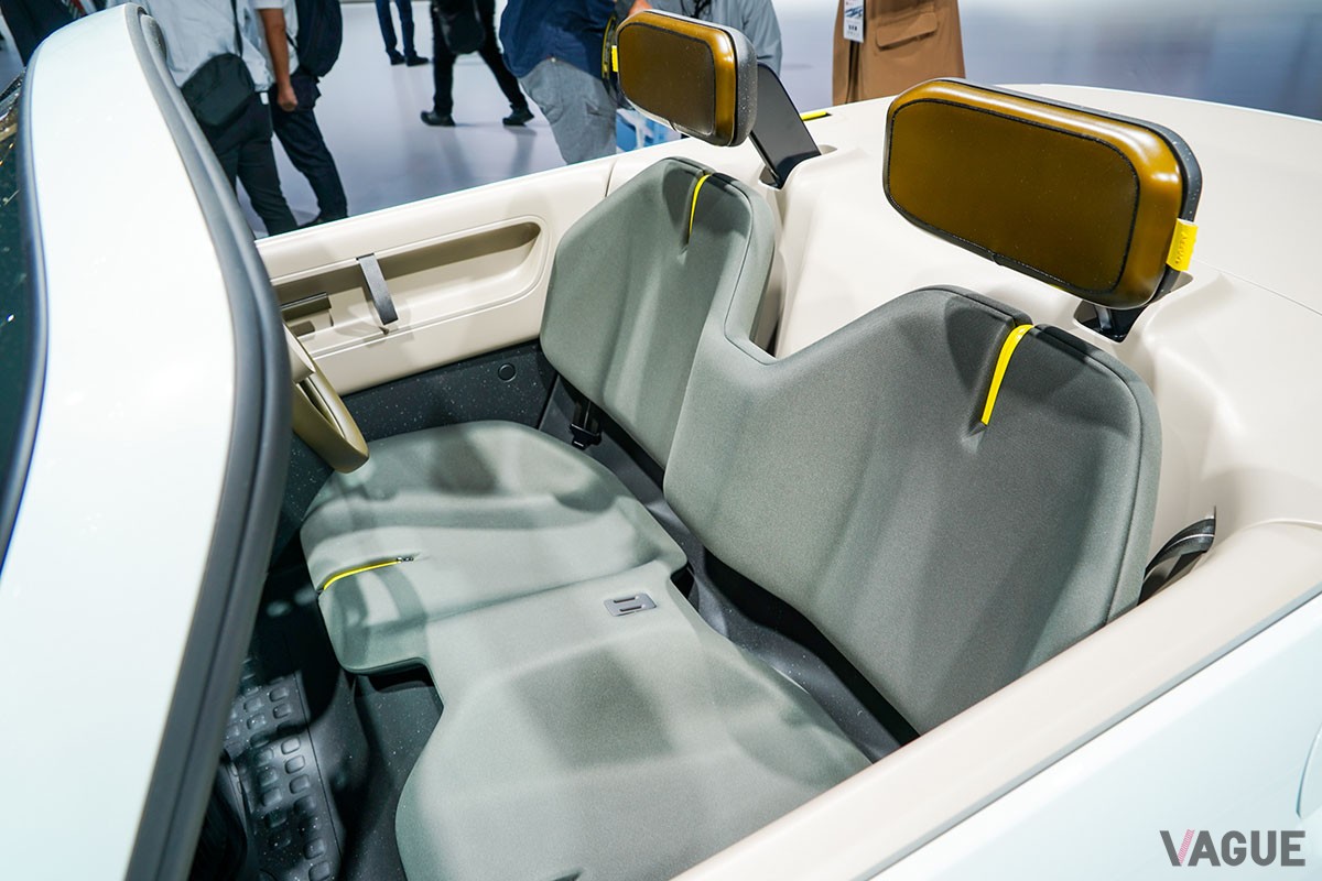 ジャパンモビリティショー2023で世界初公開されたダイハツの新発想オープンカー「オサンポ」