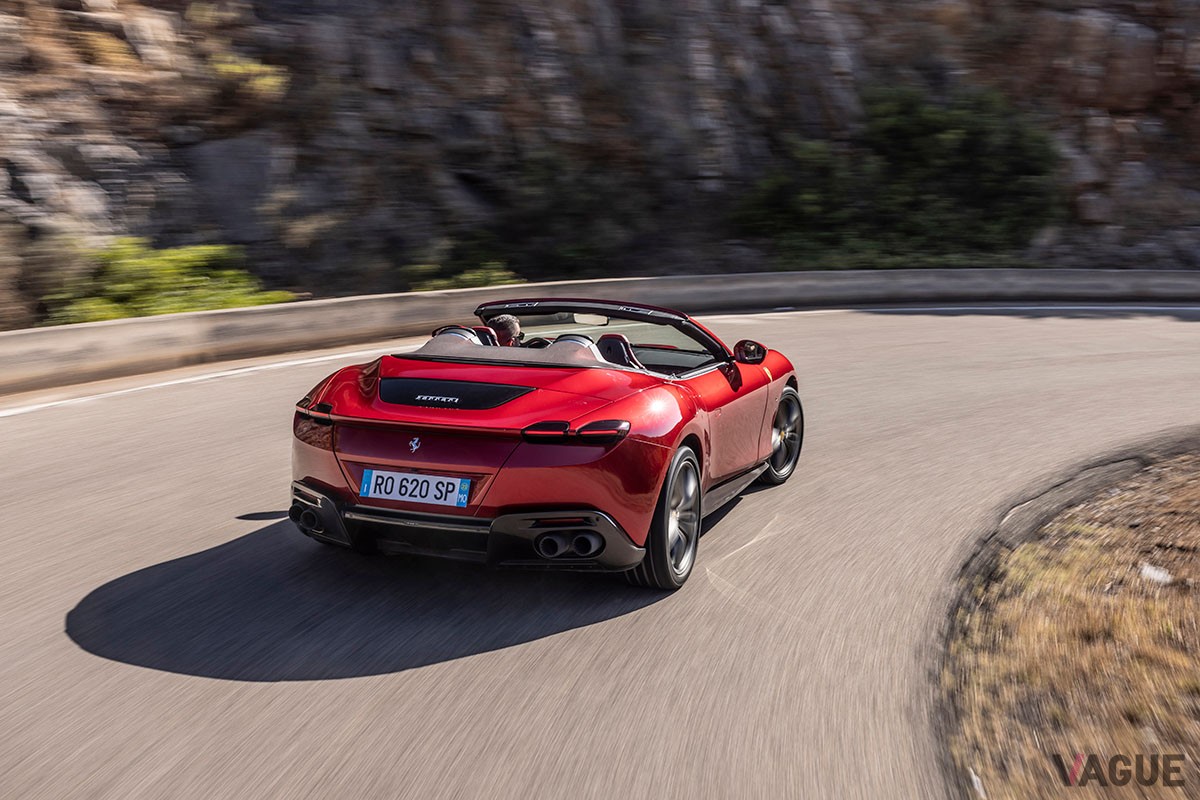 美しいルックスと上々の使い勝手、そして走らせれば快感でオープンカーの歓びも存分に堪能できるフェラーリ「ローマ スパイダー」