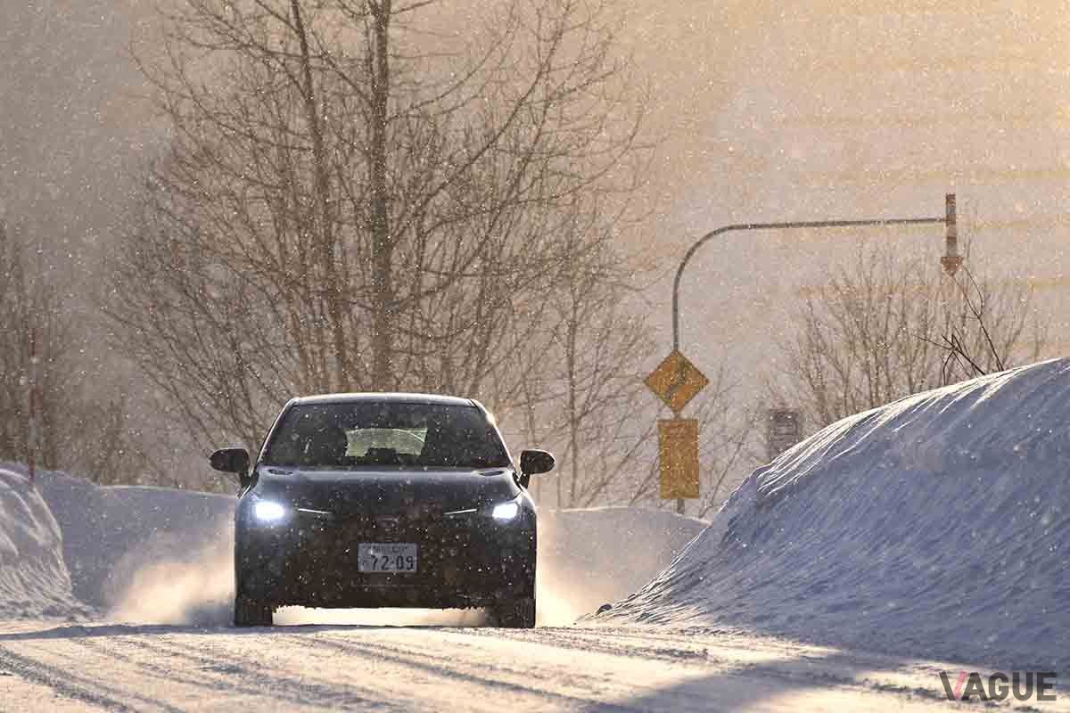 ヨコハマの最新スタッドレスタイヤ「アイスガードセブン」を装着したカローラツーリングで旭川市の一般道を走行