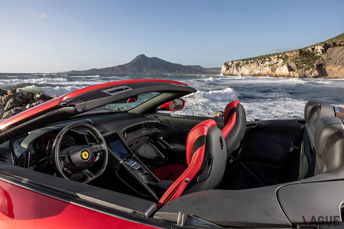 美しいルックスと上々の使い勝手、そして走らせれば快感でオープンカーの歓びも存分に堪能できるフェラーリ「ローマ スパイダー」