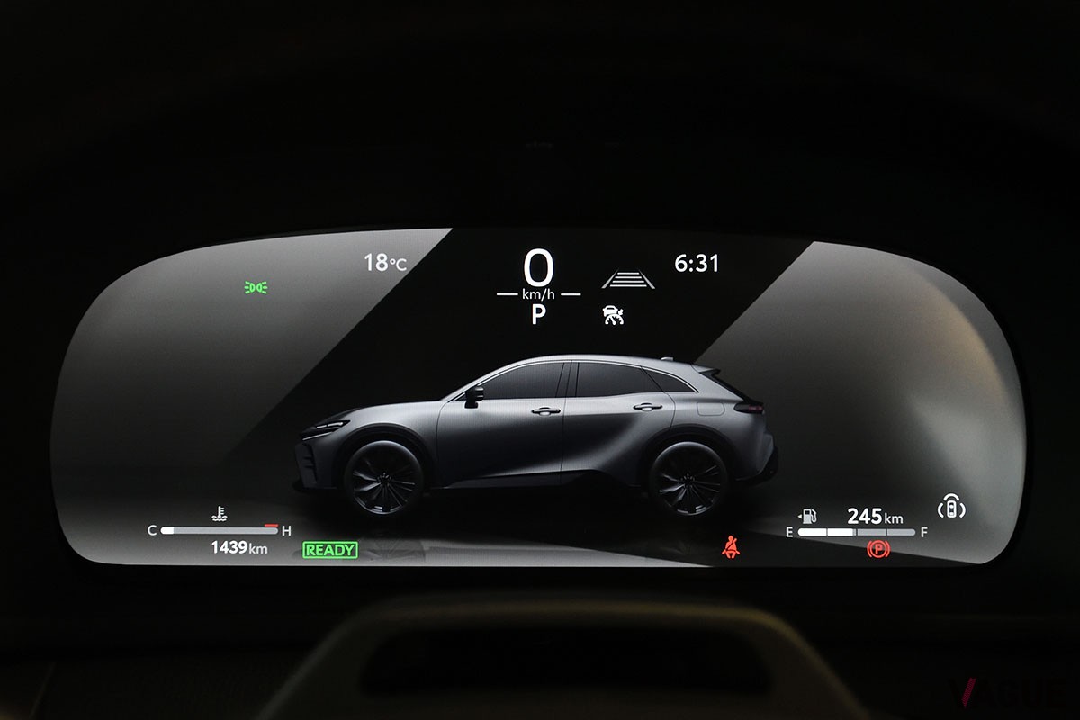 2023年秋の発売開始に向けて東京・六本木で開催されるイベントに出現するトヨタ新型「クラウン・スポーツ」。思わず“二度見”するエモーショナルなデザインに注目