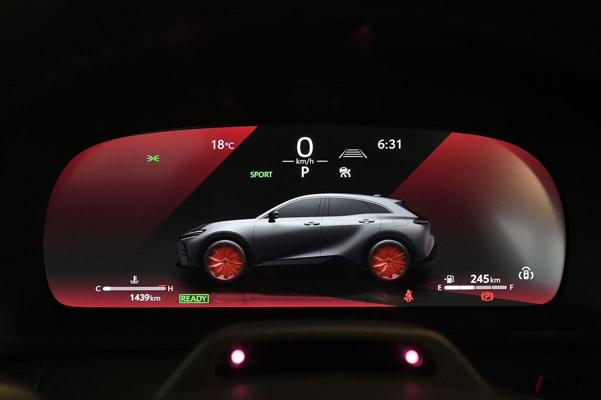 2023年秋の発売開始に向けて東京・六本木で開催されるイベントに出現するトヨタ新型「クラウン・スポーツ」。思わず“二度見”するエモーショナルなデザインに注目