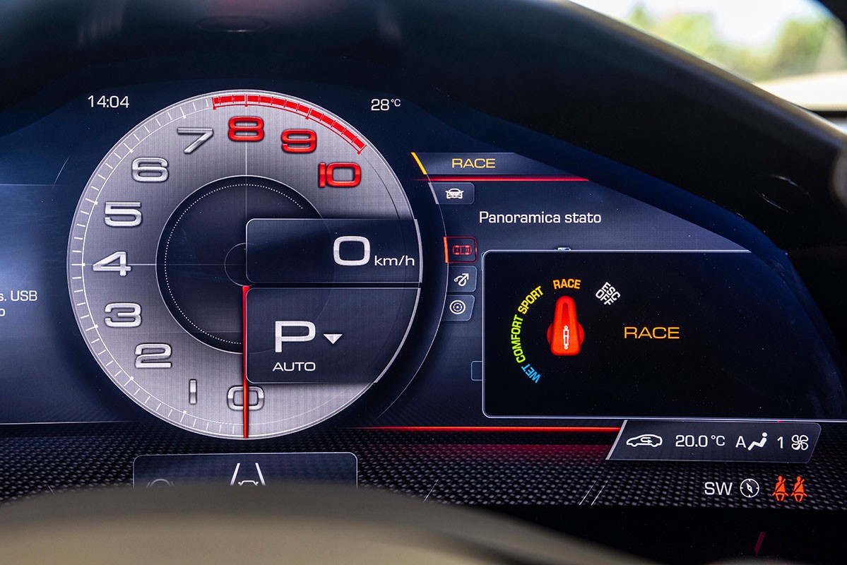 美しいルックスと上々の使い勝手、そして走らせれば快感でオープンカーの歓びも存分に堪能できるフェラーリ「ローマ スパイダー」