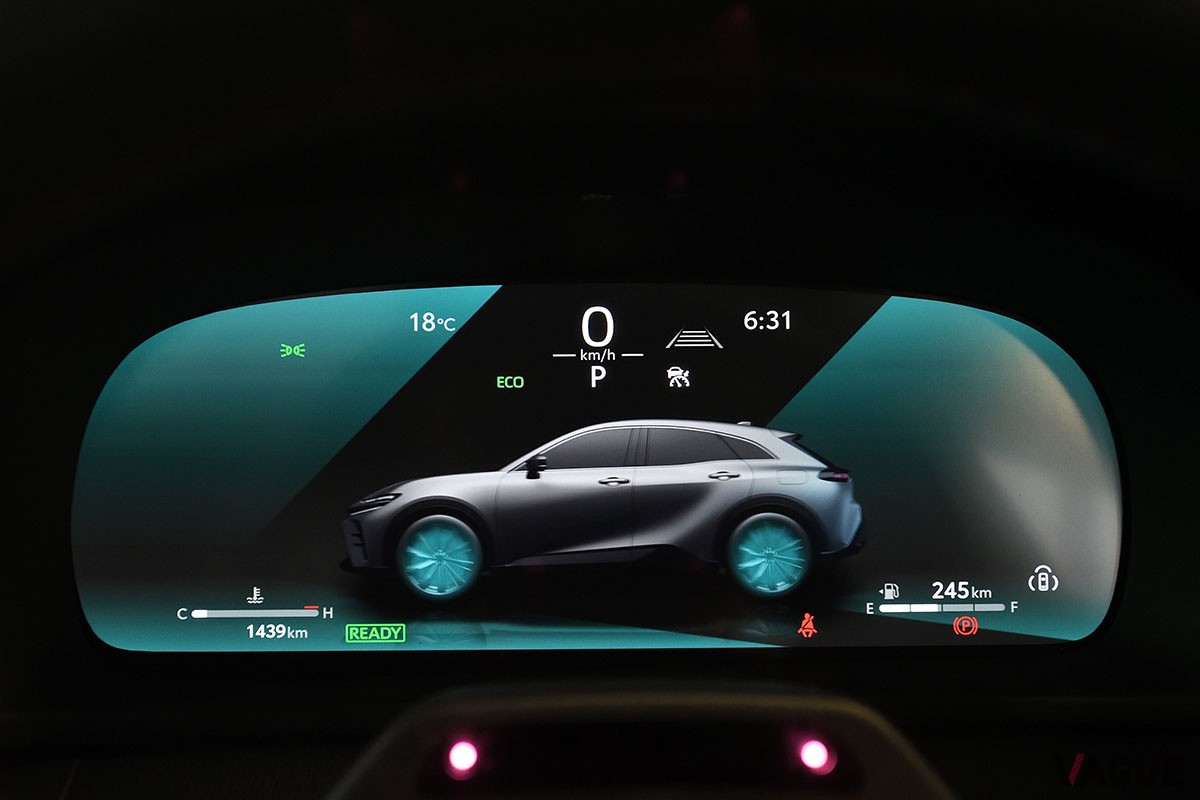 2023年秋の発売開始に向けて東京・六本木で開催されるイベントに出現するトヨタ新型「クラウン・スポーツ」。思わず“二度見”するエモーショナルなデザインに注目