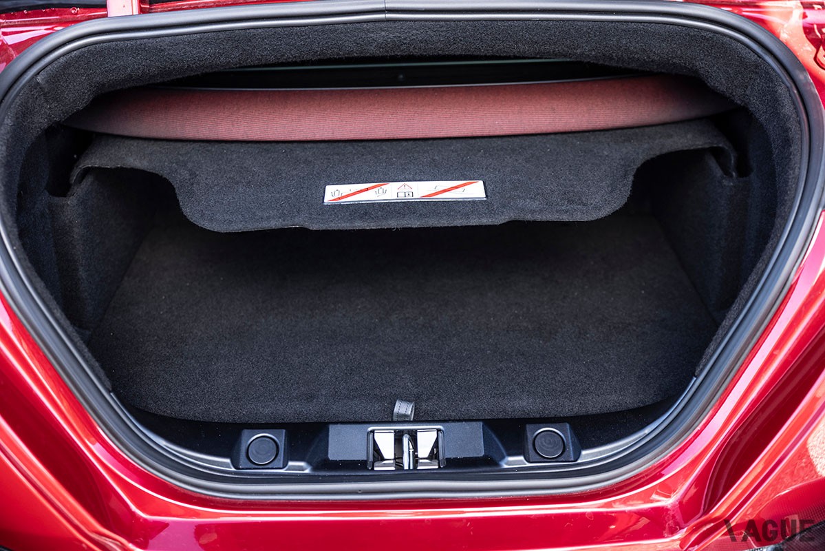 美しいルックスと上々の使い勝手、そして走らせれば快感でオープンカーの歓びも存分に堪能できるフェラーリ「ローマ スパイダー」