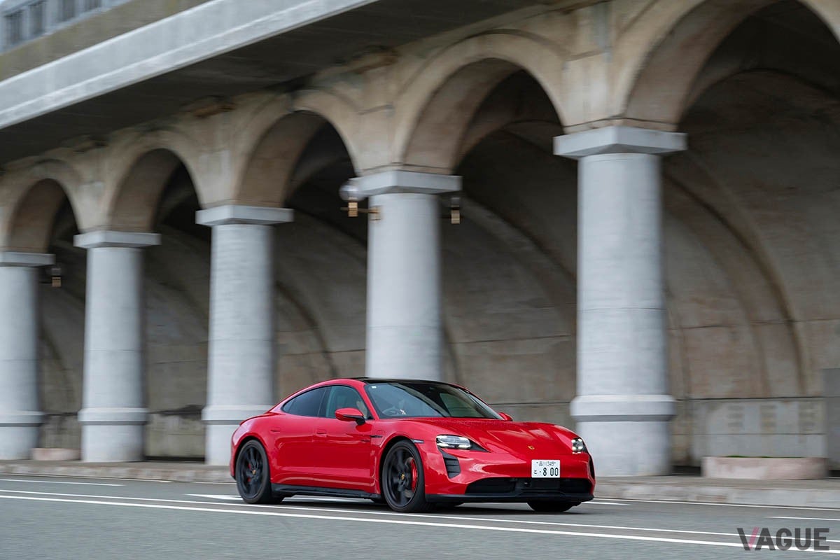 北海道の雄大な景色の中でも絵になるポルシェの高性能EV「タイカンGTS」