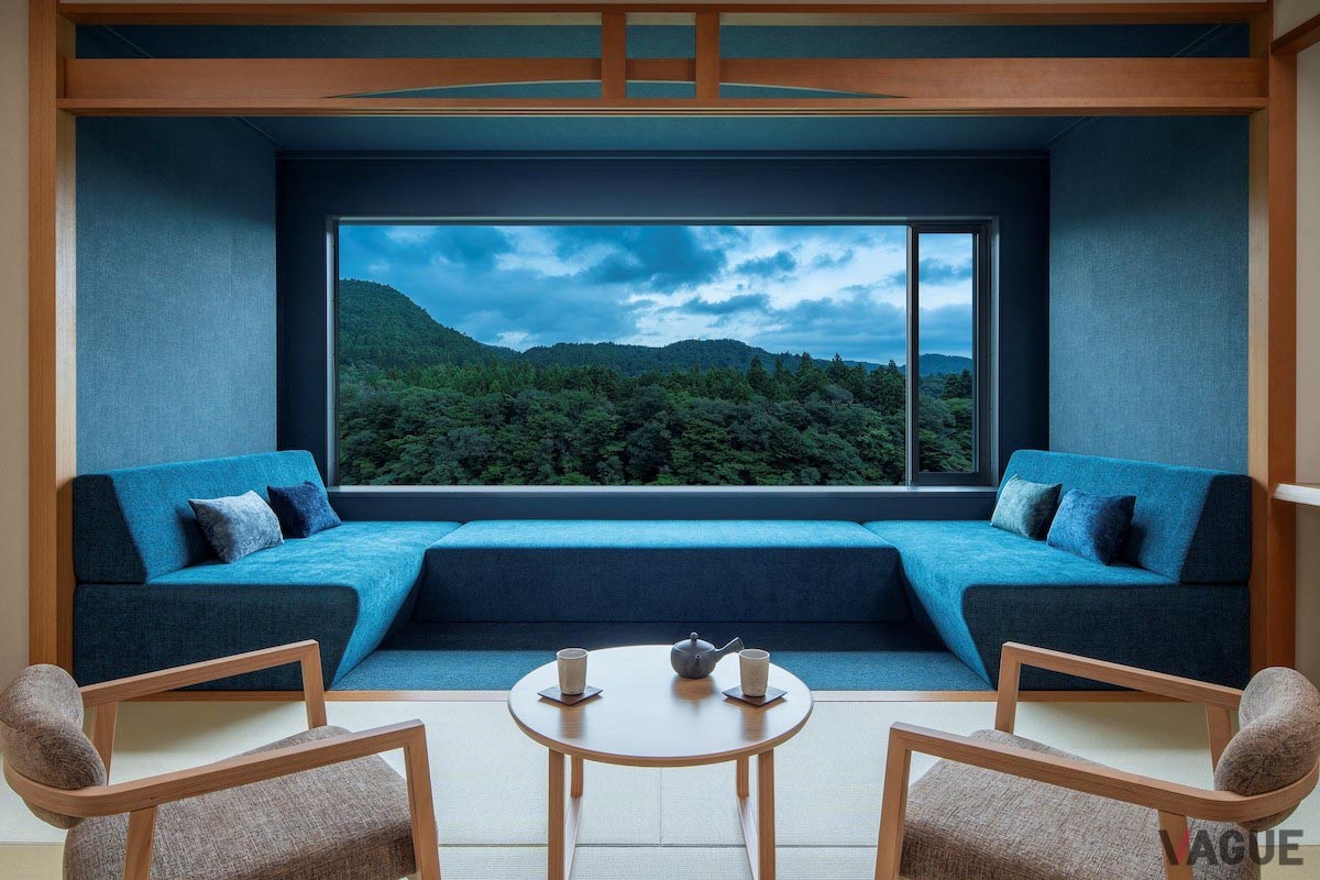 客室の名前は「紺碧の間」。秋保温泉の景勝地である、名取川の峡谷「磊々峡（らいらいきょう）」が、かつて「紺碧の深淵」と表現されたことから着想を得てデザインされた