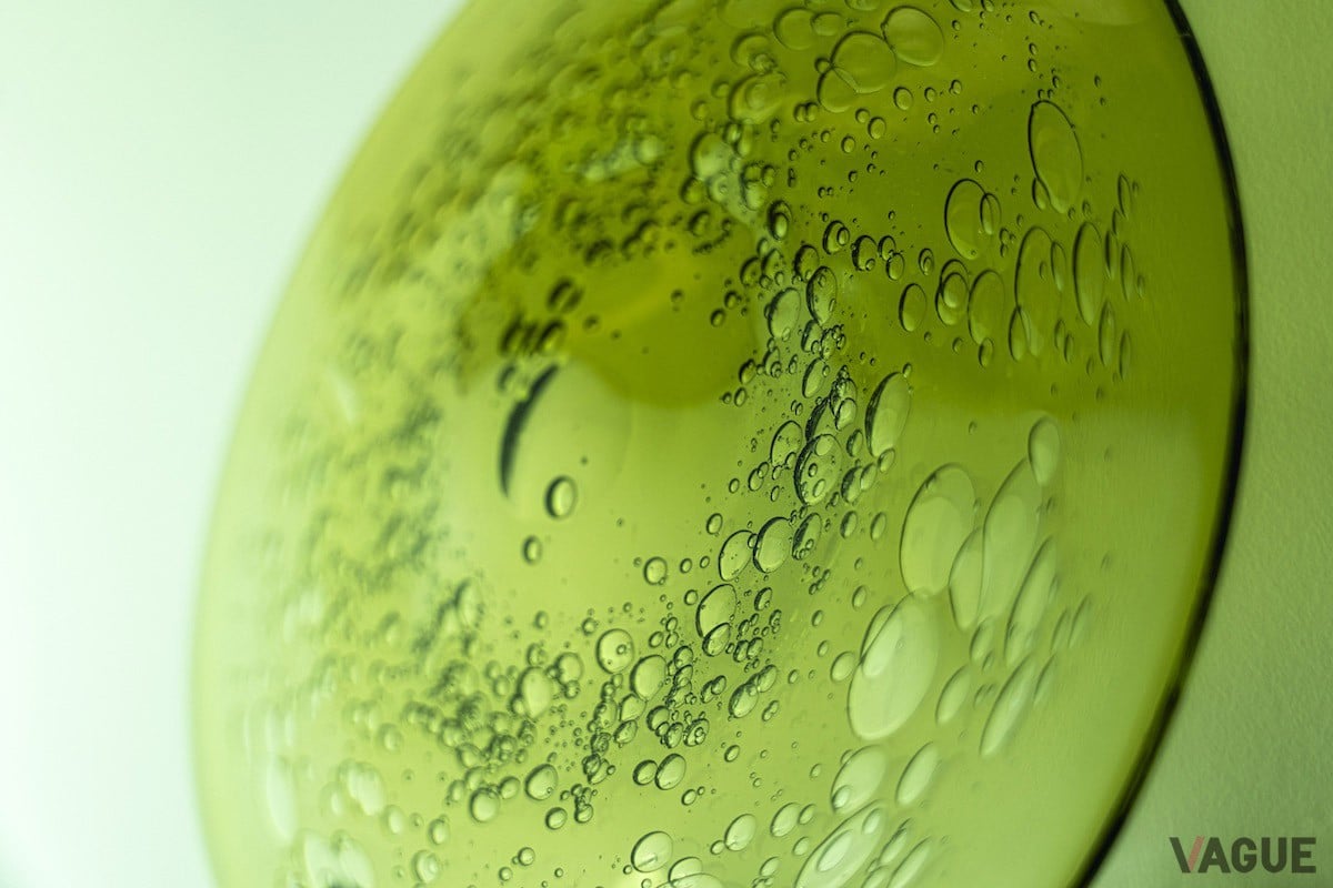 客室のデスクには、光を受けて美しく緑に輝く「仙台ガラス」のアートが配される