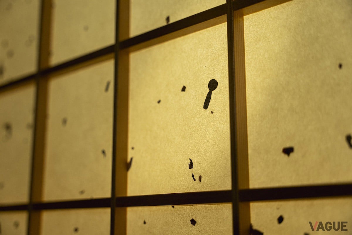 仙台ガラスの作家が作ったアート作品『こけし』が隠れている障子も