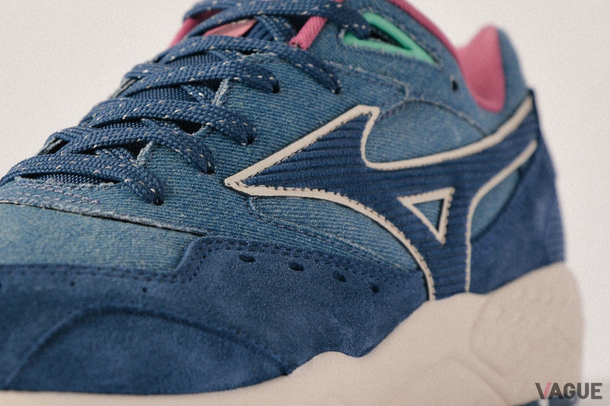 サイドのミズノマークはコーデュロイ。さまざまな素材感が楽しめる
