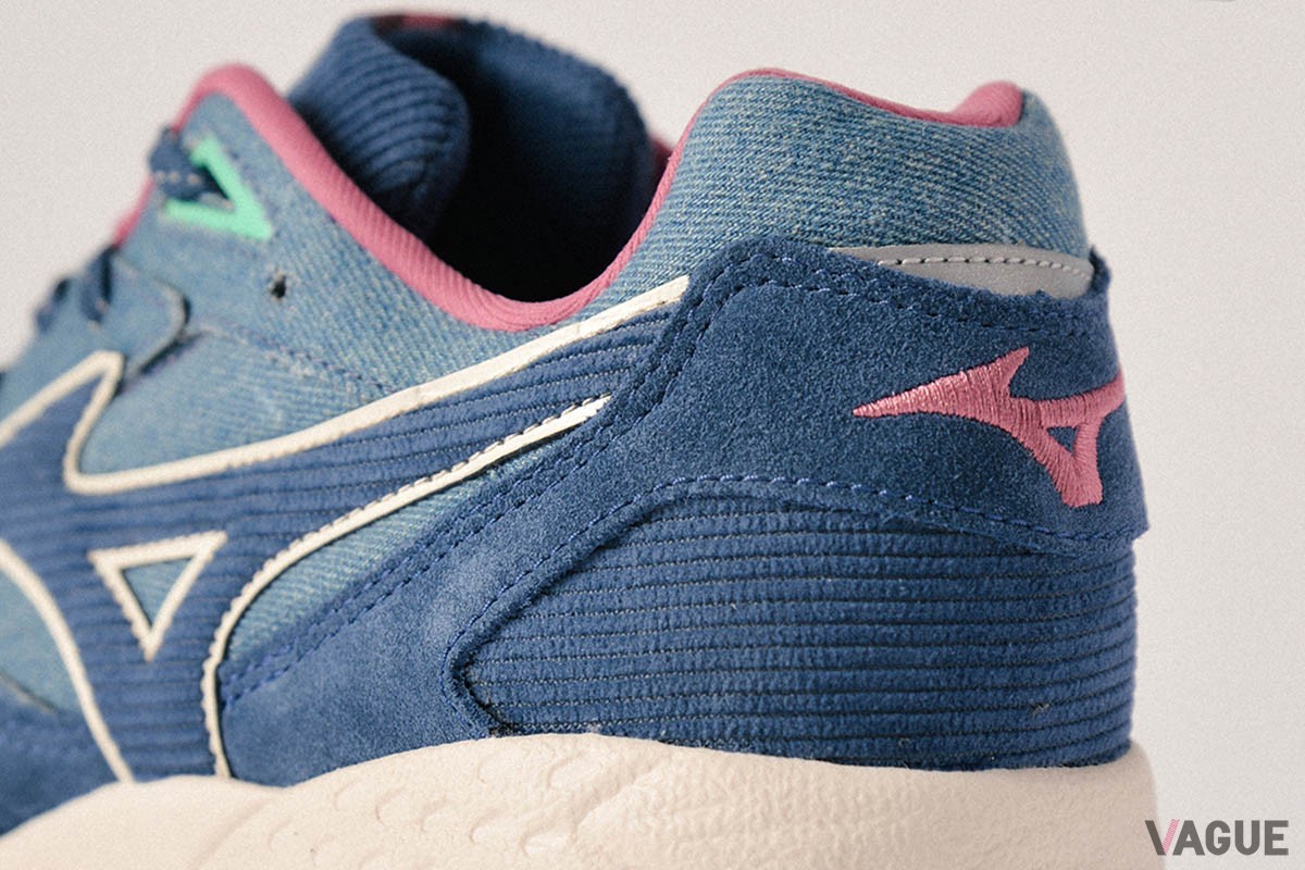 サイドのミズノマークはコーデュロイ。さまざまな素材感が楽しめる