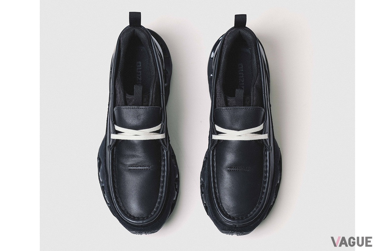 アッパーはあくまでモカシン。ホワイトのシューレースを合わせ上品でカジュアル