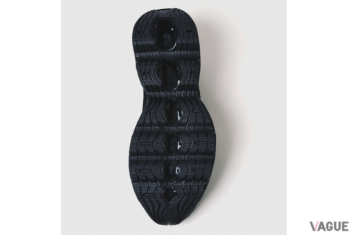 MIZUNOと言えば、なウェーブ構造によるクッション性と安定性の両立