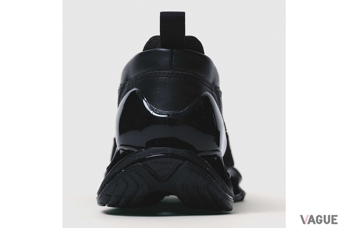 スポーティーなディテールが融合し野心的な一足に