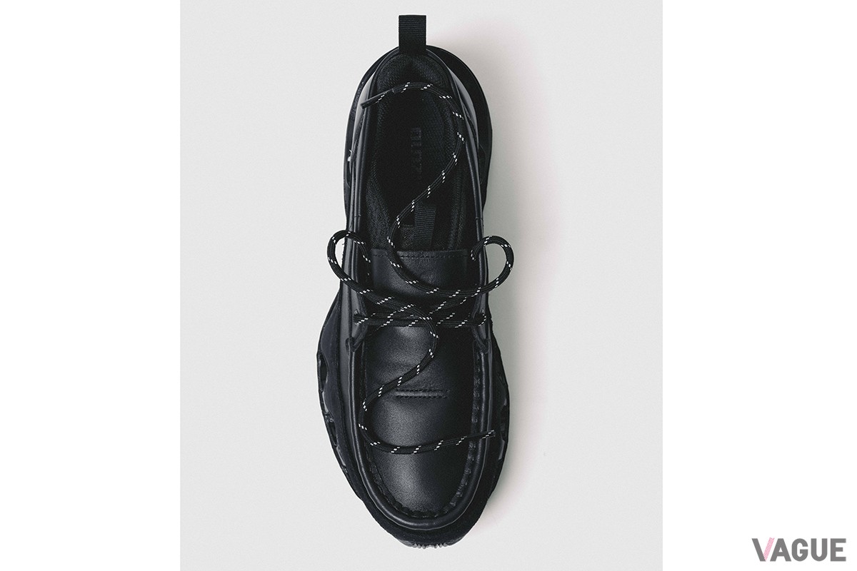 同梱の黒のシューレース。こちらに付け替えればスポーティーなテイストがより引き出される