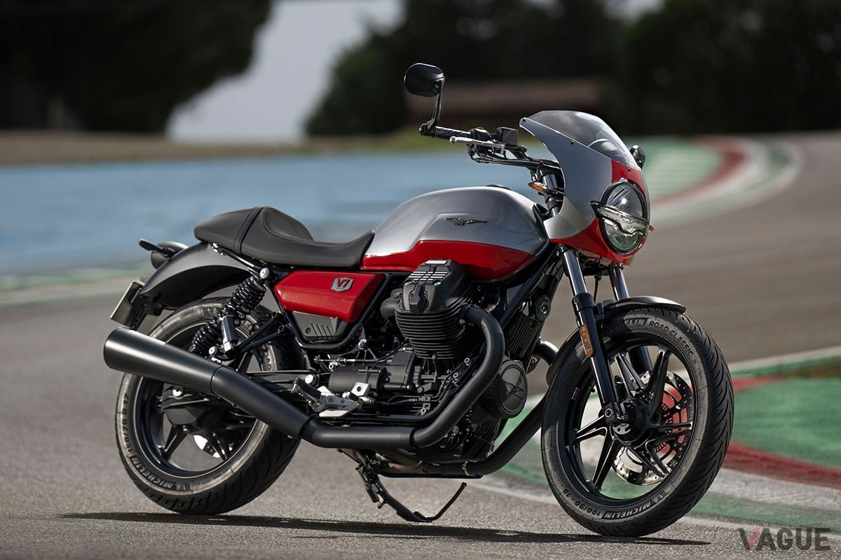 往年のレーシングバイクを想起させるフロントカウルや専用のカラーリングをあしらったモト・グッツィの特別仕様車「V7 STONE CORSA」