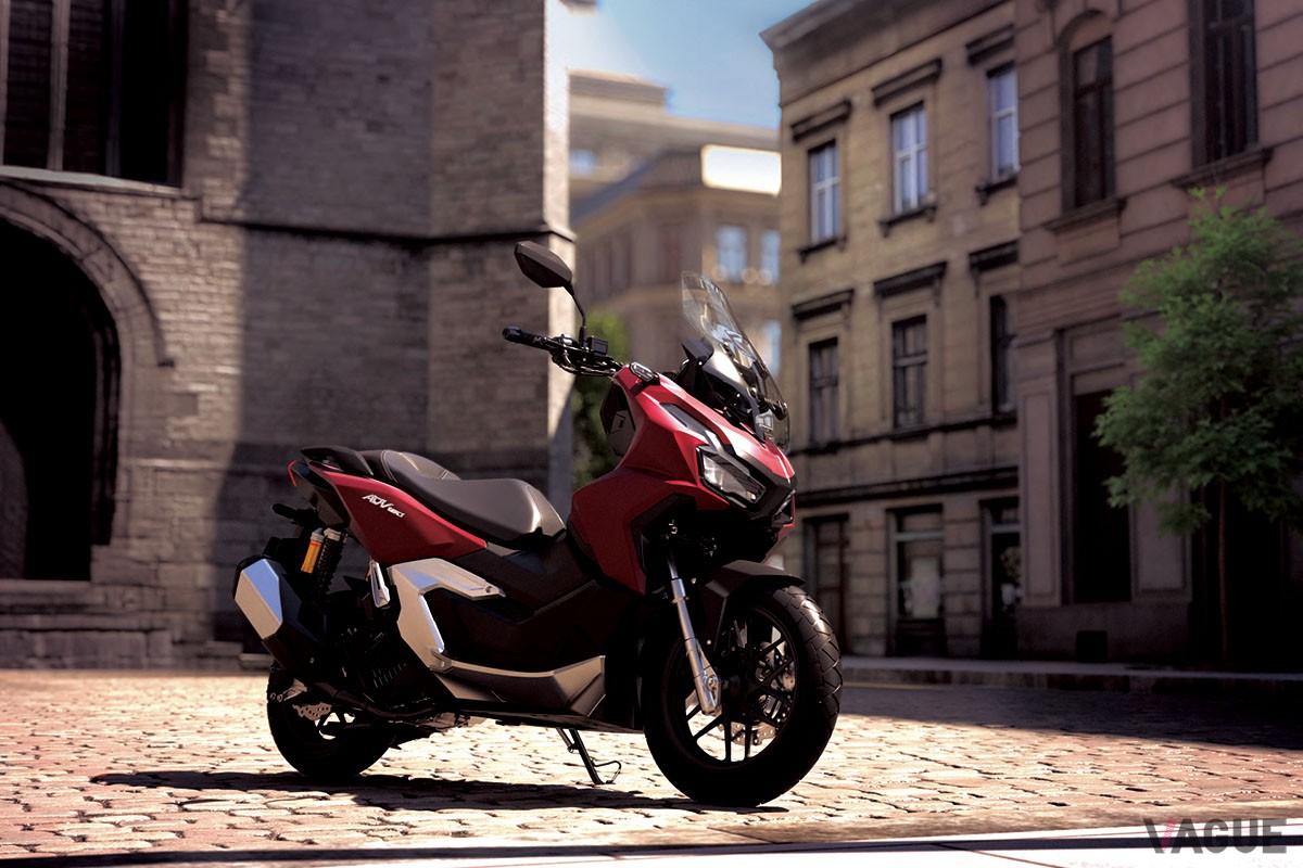 アドベンチャースタイルが個性的なホンダのスクーター「ADV160」に新色パールボスポラスブルーを設定した2024年モデルが登場
