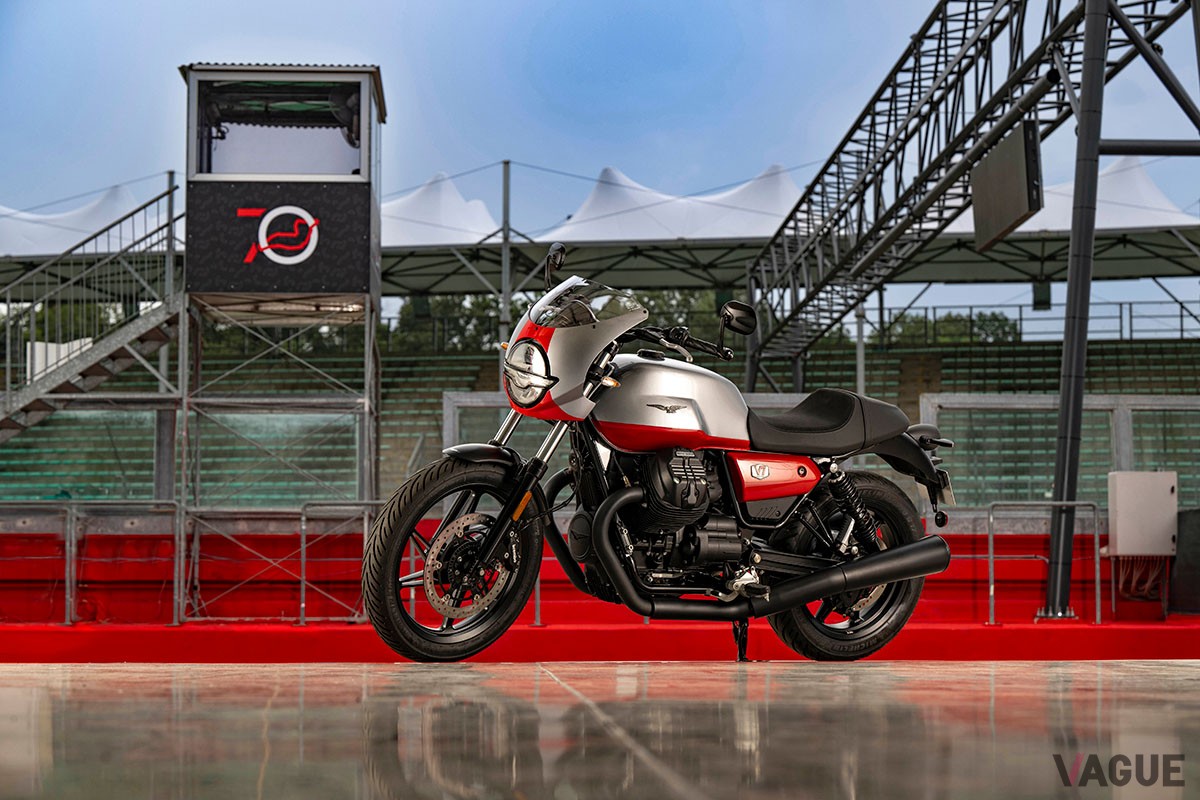 往年のレーシングバイクを想起させるフロントカウルや専用のカラーリングをあしらったモト・グッツィの特別仕様車「V7 STONE CORSA」