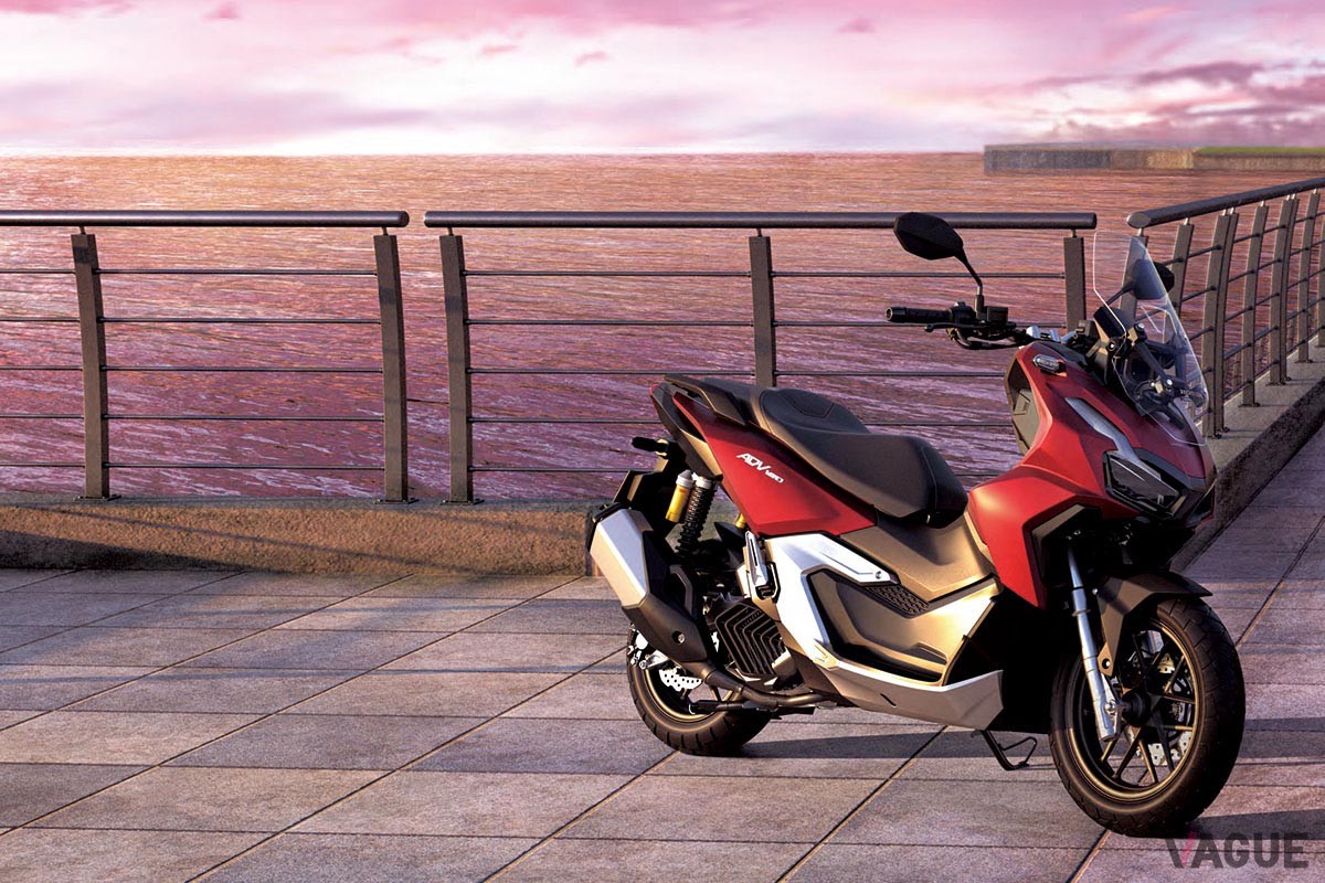アドベンチャースタイルが個性的なホンダのスクーター「ADV160」に新色パールボスポラスブルーを設定した2024年モデルが登場