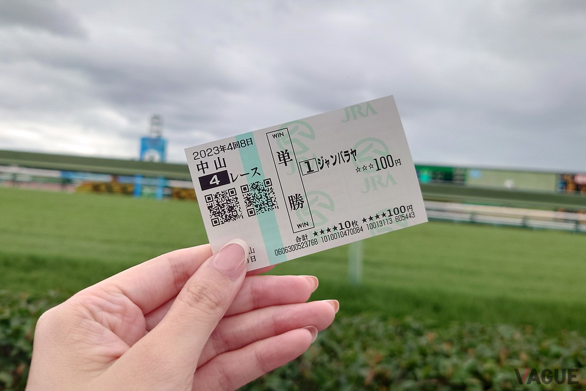 若者だけでなくカップルや家族連れまで幅広い年齢層に支持される昨今の競馬場