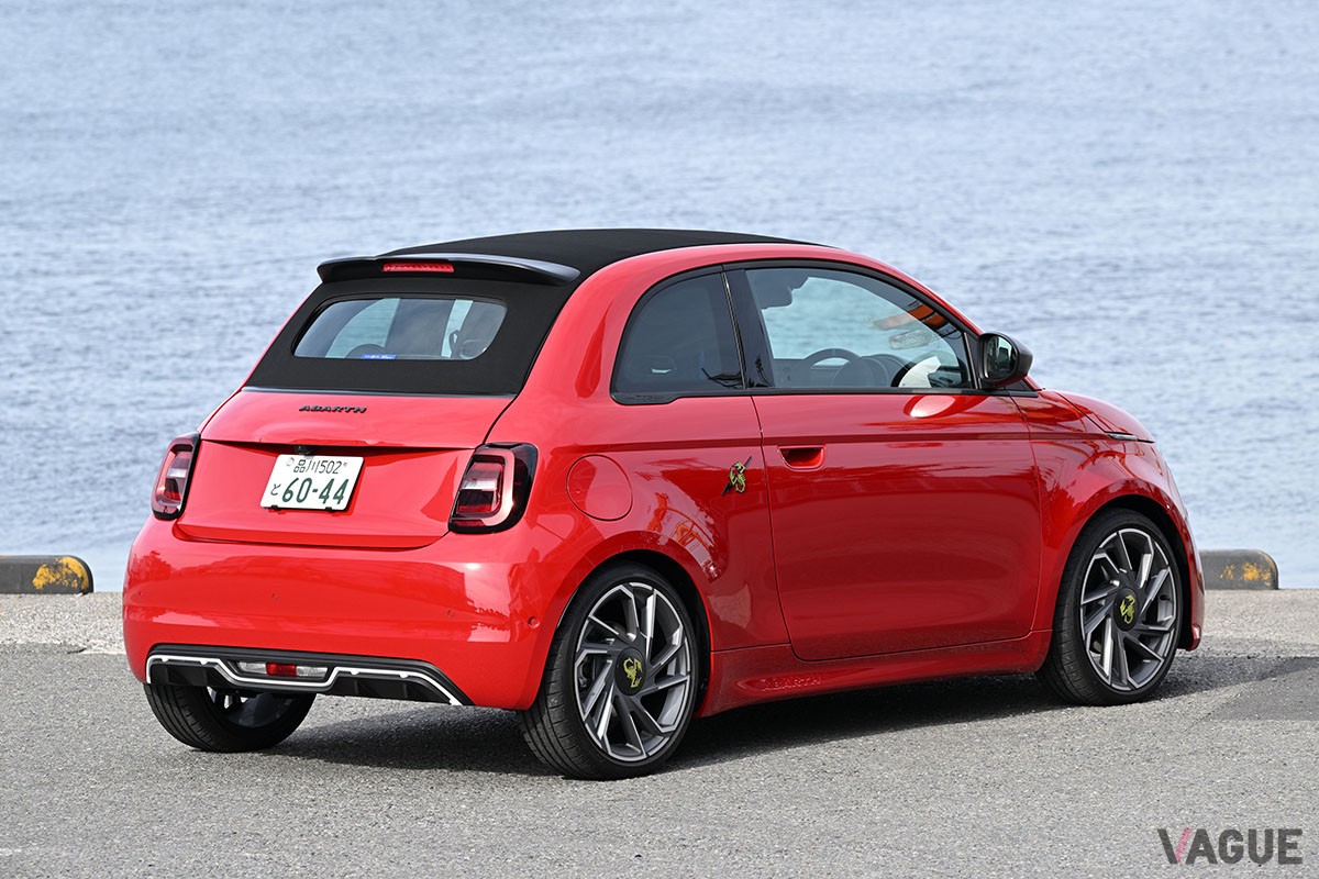 優れたダッシュ力と迫力のサウンドでアバルトらしさを味わわせてくれるEVホットハッチ「500e」