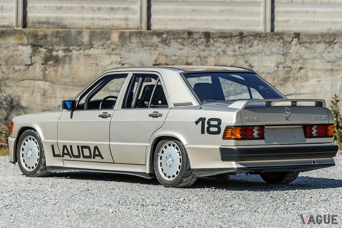 “ニュルブルクリンク・チャンピオンズカップ”は「190E 2.3-16」のデビューを記念したプロモーションの一環だったこともあり、エクステリアはノーマル然としている（C）RM Sotheby's