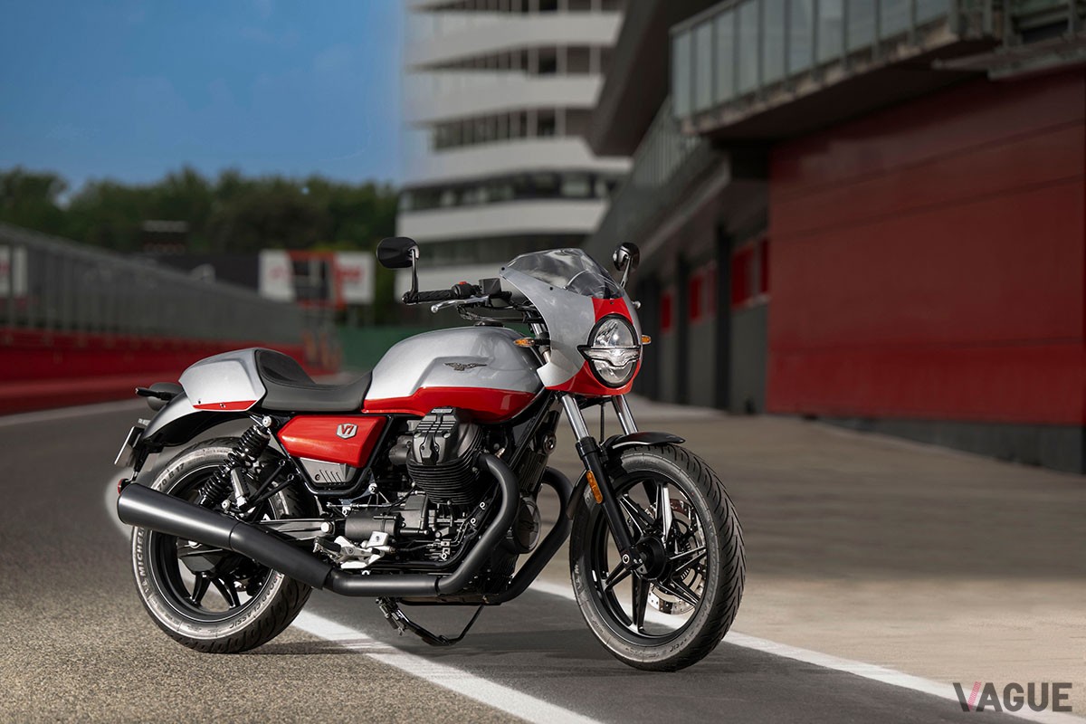 往年のレーシングバイクを想起させるフロントカウルや専用のカラーリングをあしらったモト・グッツィの特別仕様車「V7 STONE CORSA」