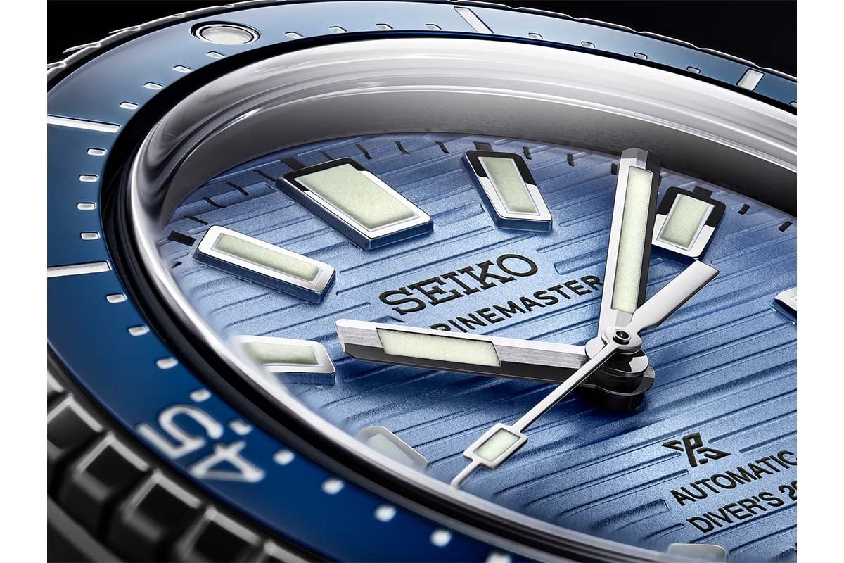 「1965 メカニカルダイバーズ」の意匠を受け継ぐ、時・分・秒針の形状と特徴的な角型インデックス