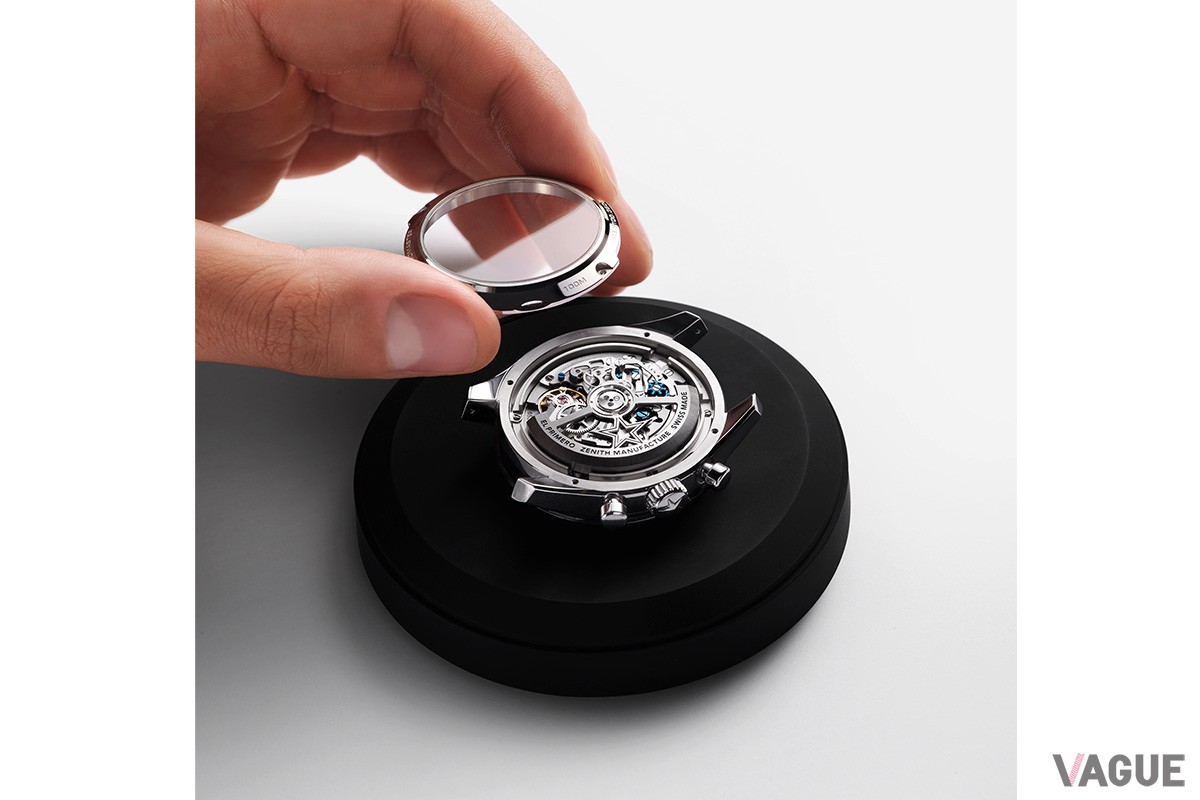 サファイアガラスによるシースルーのケースバックからは、ゼニススターがあしらわれたオープンローターの動作を楽しむことができます