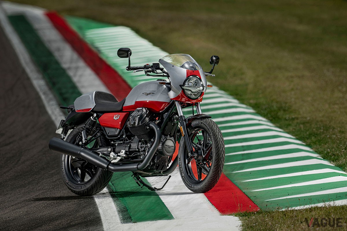 往年のレーシングバイクを想起させるフロントカウルや専用のカラーリングをあしらったモト・グッツィの特別仕様車「V7 STONE CORSA」